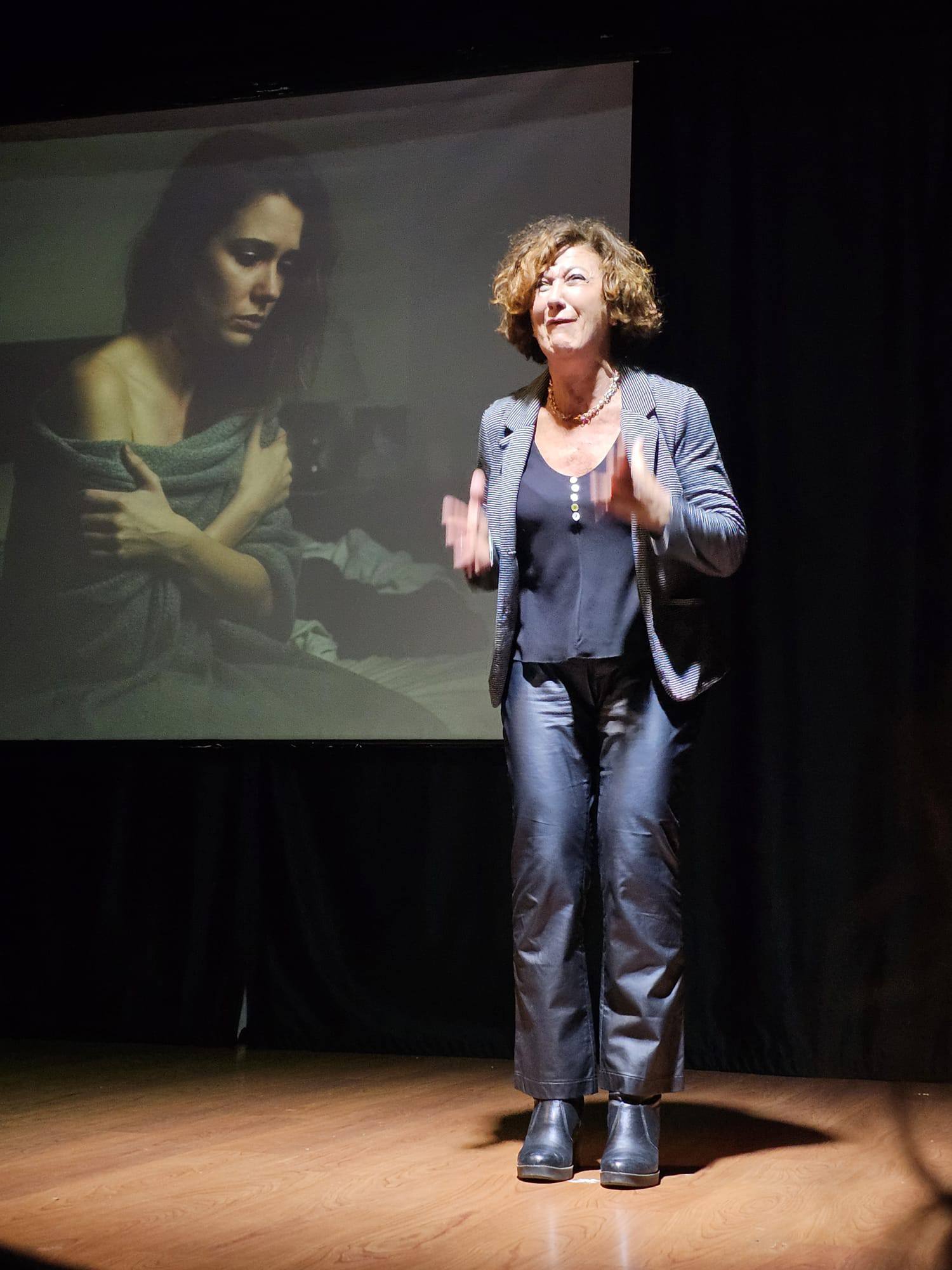 Attrice al leggio